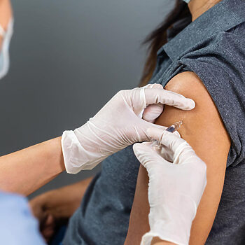 ‘Mabuk Ke?’ – Lelaki Ini Dakwa Vaksin Boleh Sebabkan HIV