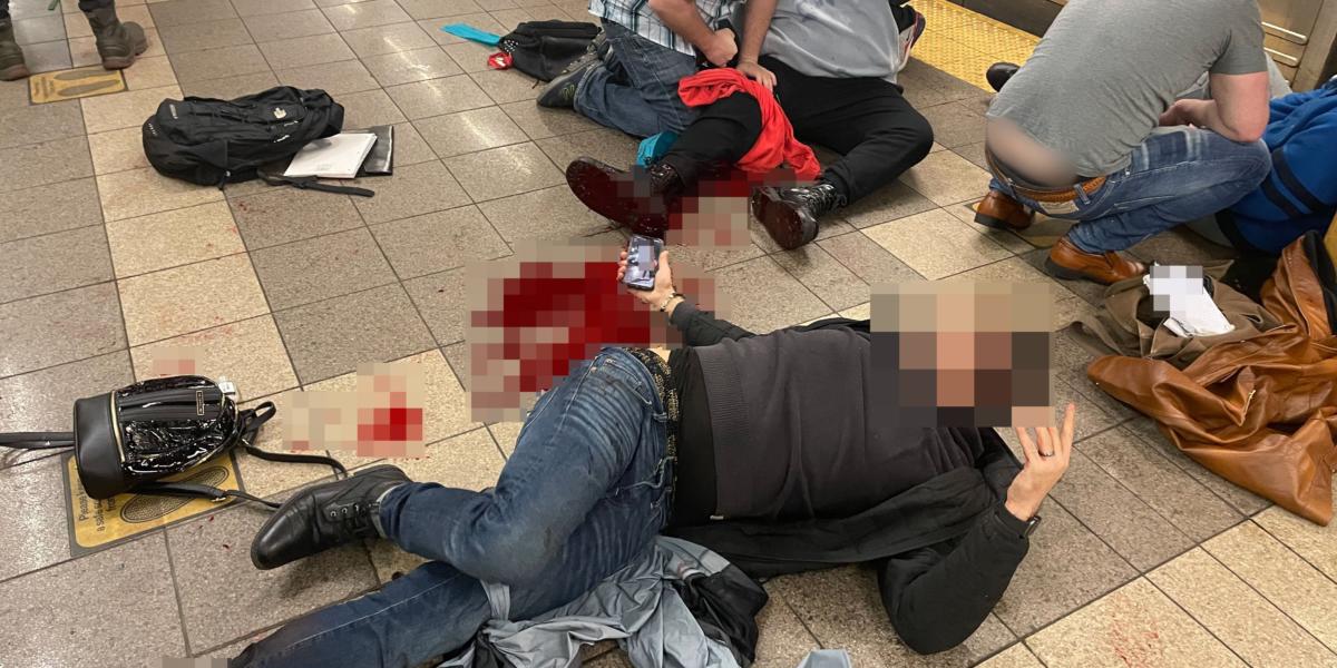 Lebih 20 Penumpang Cedera, Kereta Api Bawah Tanah Brooklyn Dilaporkan Menjadi 'War Zone'