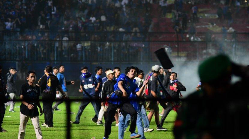 Lelaki Ini Bawa Pistol Ketika Rusuhan Penyokong Bola Sepak 4 Pistol