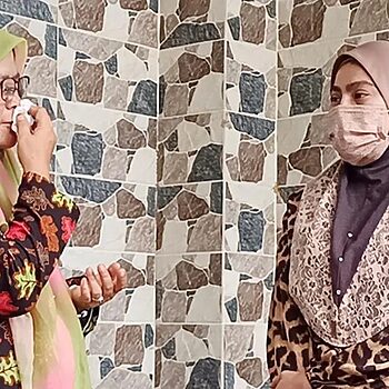 Rosnazirah ketika bertemu dengan Ahli Parlimen Tumpat