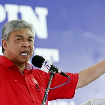 'Berhentilah Meroyan Dan Mahiaddin Yassin Perlu Akur Keputusan Institusi Raja Melayu' – Zahid Hamidi