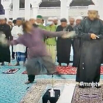 'Laju Betul Elak' - Netizen Kagum Dengan Kepantasan Imam Elak Serangan Lelaki Didakwa Kurang Siuman