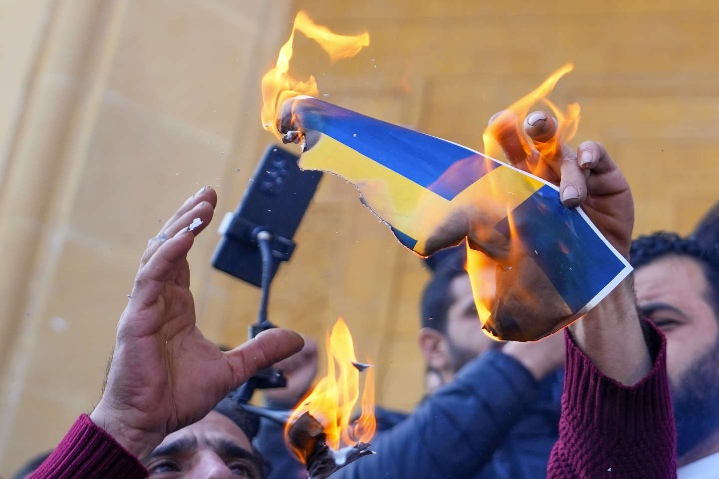 Gara-Gara Ada Gerakan Mahu Bakar Al-Quran, Orang Ramai Turun Bakar Kedutaan Sweden