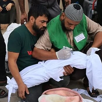 Mayat Tak Sempurna Berlonggok Di Tepi Jalan, Hospital Di Gaza Kehabisan Kain Kafan