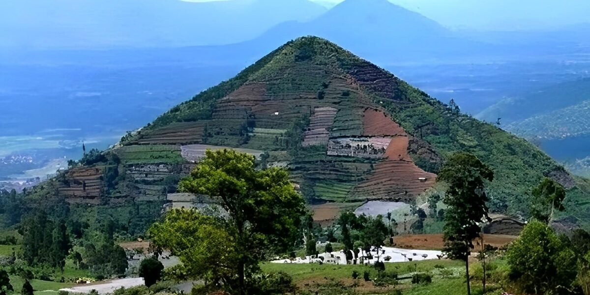 Penyelidik Dapati Gunung Padang Di Indonesia Mungkin Piramid Tertua Di Dunia
