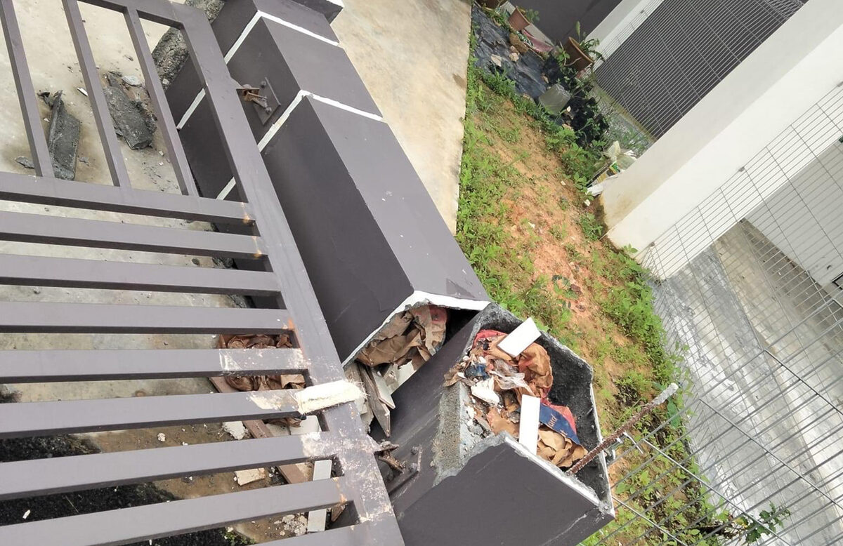 Tembok Rumah Pecah Dan Dipenuhi Sampah, Netizen Dakwa Pemaju Untung 'Atas Angin'?