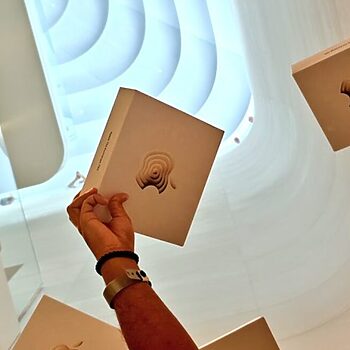 'Tote Bag' Percuma Apple TRX Kini Dijual Semula Dengan Harga Mencecah RM5,000