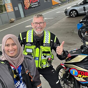 'Rider' Mat Saleh Sanggup Perlahankan Motosikal, Ikut Lelaki Malaysia Ini Untuk Belanja Isi Minyak