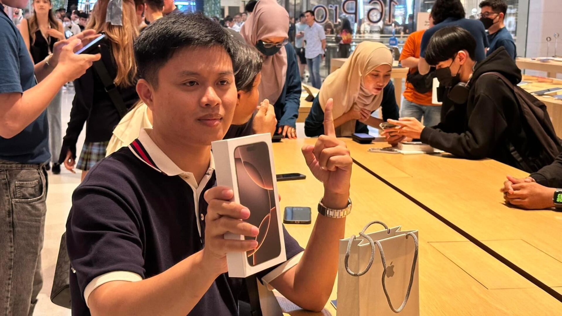 Beratur Sejak 2 Pagi, Warga Vietnam Muncul Sebagai Pembeli Terawal iPhone 16 Di Malaysia