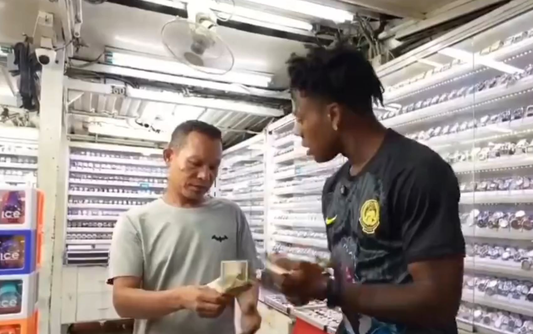 Peniaga Petaling Street Terpinga, IShowSpeed Teruja Bayar RM510 Untuk Rolex Disangka 'Real'