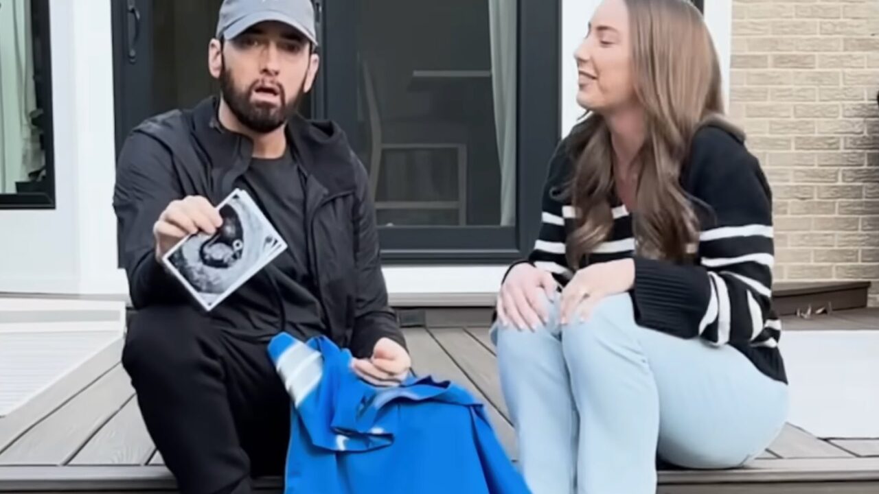 Eminem Menangis Bakal Bergelar Datuk