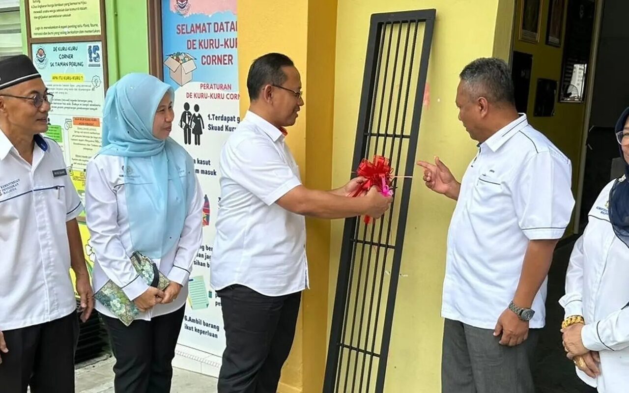 Ahli Politik Potong Reben Rasmi Penutup Longkang Pertahan Tindakan