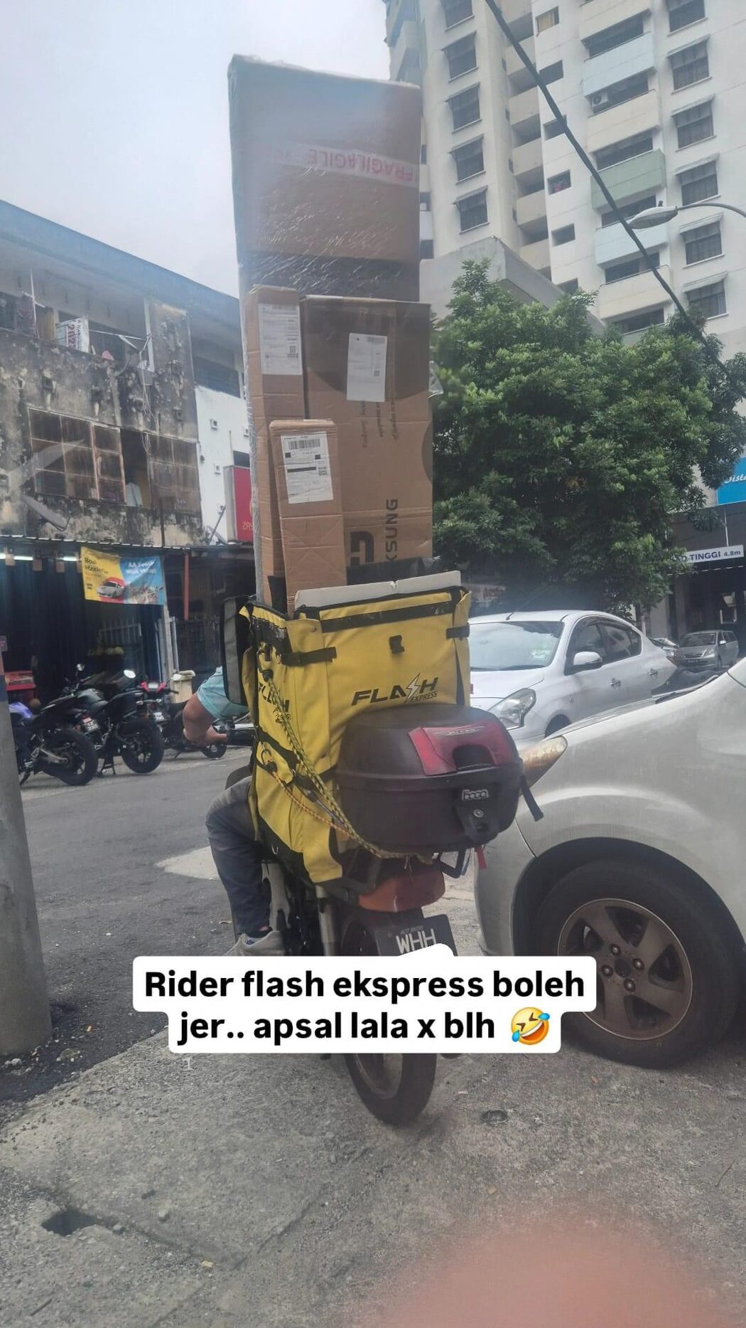 ‘Jangan Ikut Perangai Negara Sebelah’ - Netizen Tegur Rider Bawa Barang ...