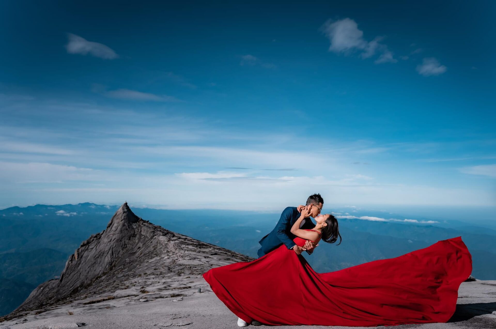 ‘Ini Memang WOW’ - Pasangan Ini Tangkap Gambar Pra Perkahwinan Di Puncak Gunung Kinabalu