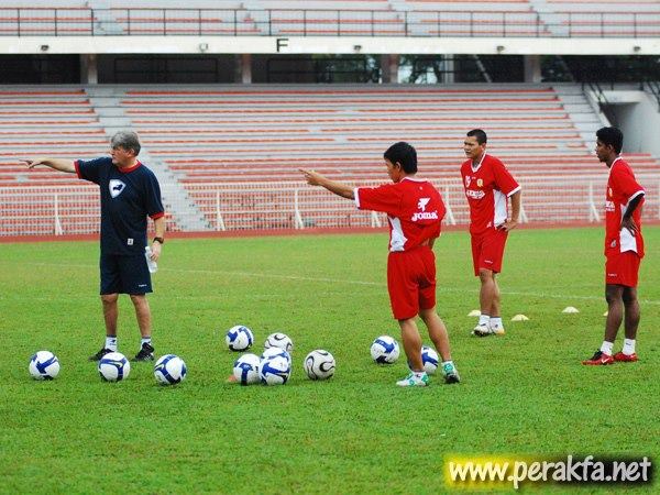 Jurulatih Ini Pernah Tanggung Kos Penerbangan Pasukannya Untuk Beraksi Di Piala AFC 2 Jurulatih Ini Pernah Tanggung Kos Penerbangan Pasukannya Untuk Beraksi Di Piala AFC