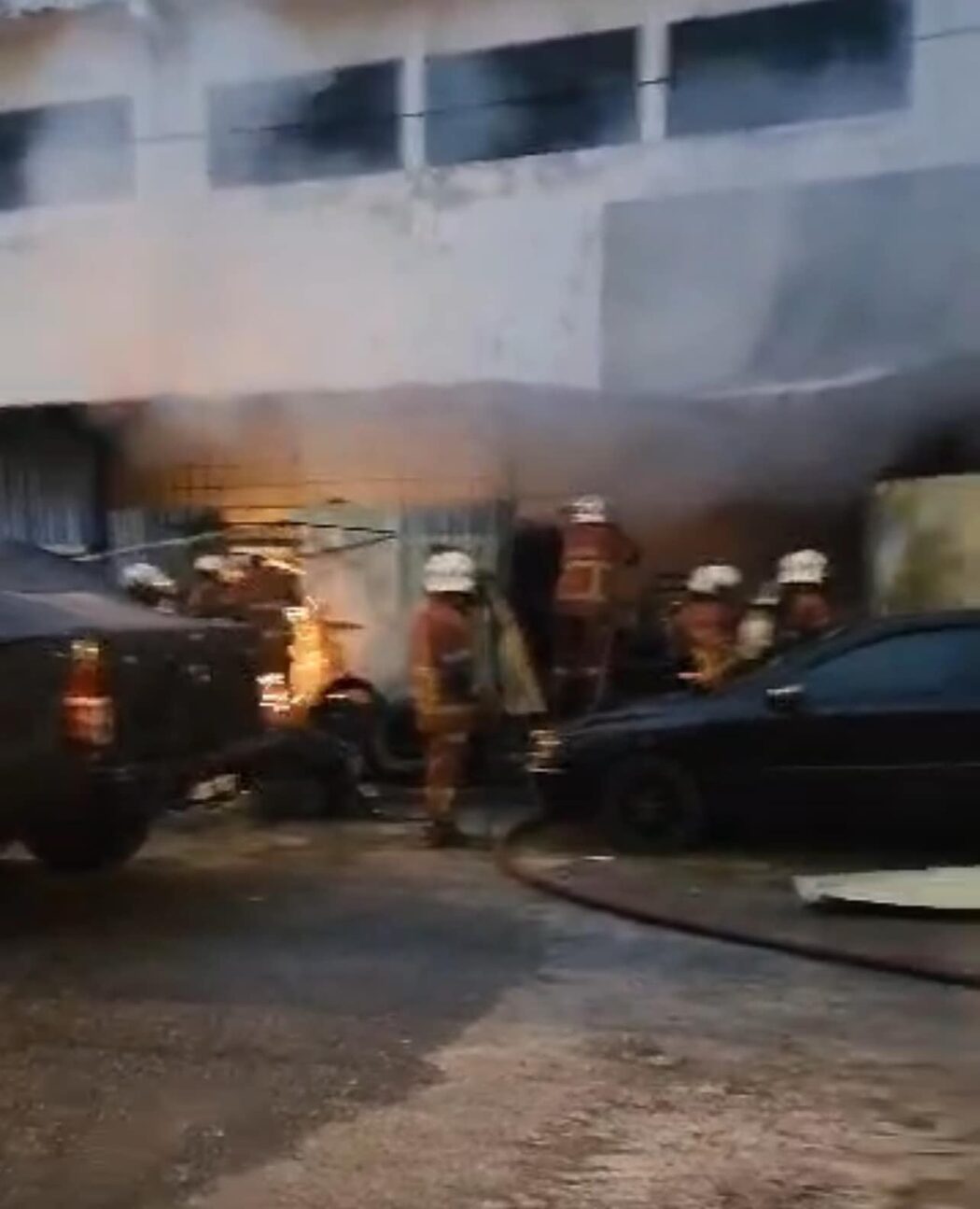 'Mungkin Asbab Simpan Peralatan Pengurusan Jenazah' – Stor Simpan Kereta Lelaki Ini Tak Disambar Api