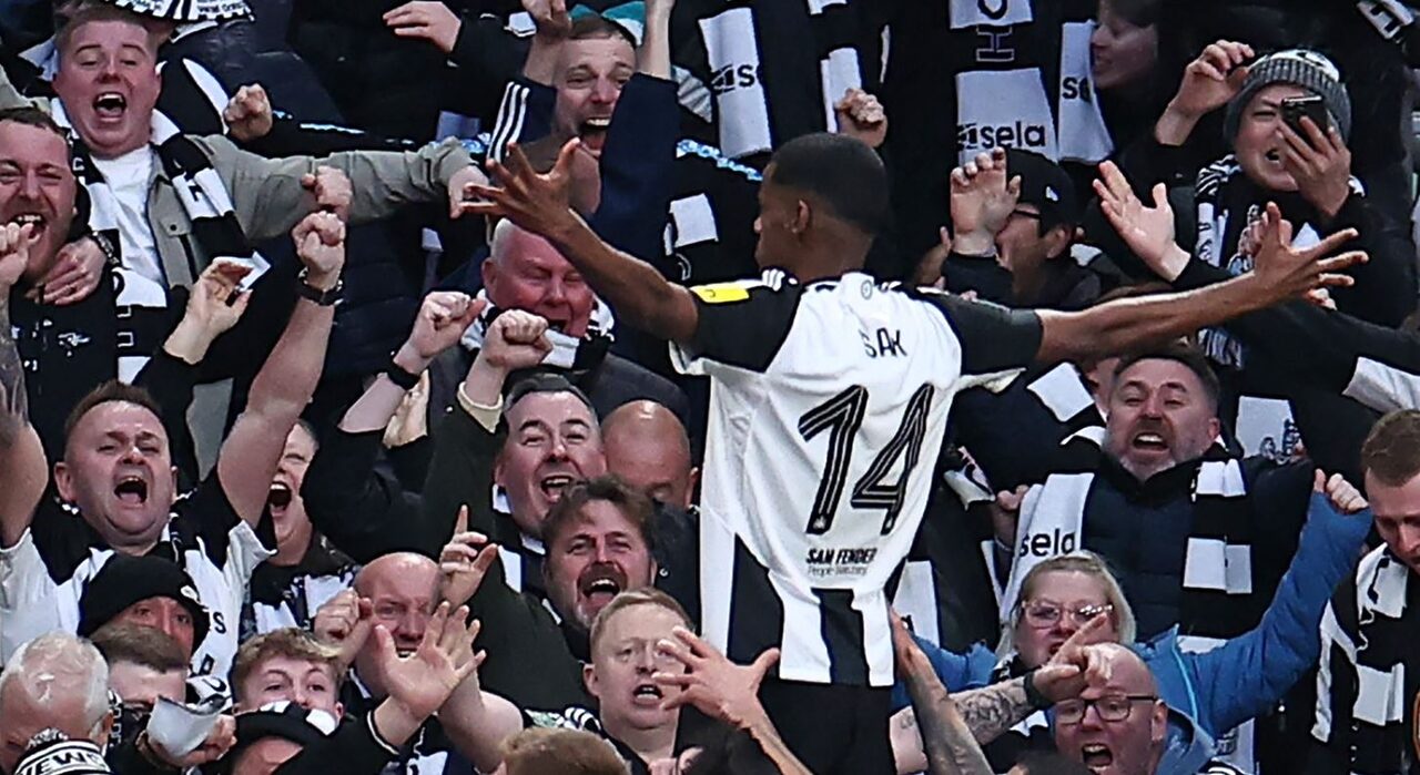 Newcastle juara piala carabao