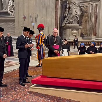 Jokowi Dikecam Muslim Indonesia Selepas Berdoa Depan Jenazah Pope