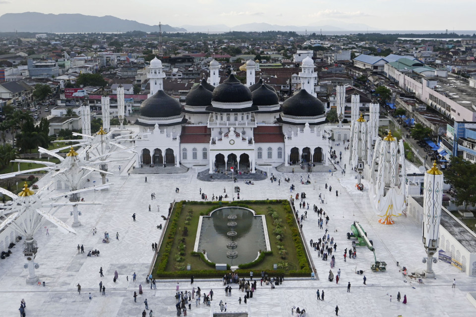 Aceh Wajibkan Rakyatnya Solat Jemaah, 'Stop' Kerja Waktu Azan