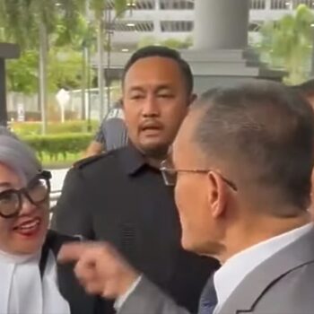 Siti Kassim Dan Tan Sri Adnan Yaakob Bertikam Lidah Di Luar Mahkamah