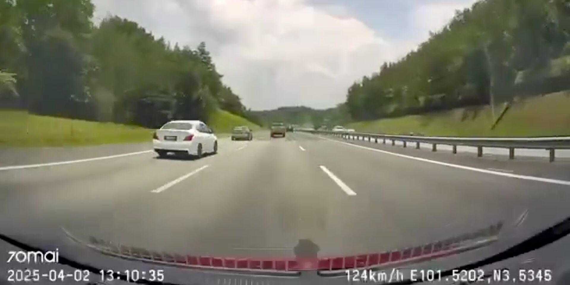 Pandu 125KM/J Di Lorong Tengah, Kereta Dashcam Disalahkan Jadi Punca Kemalangan