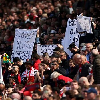 peminat manchester united kecam ineos