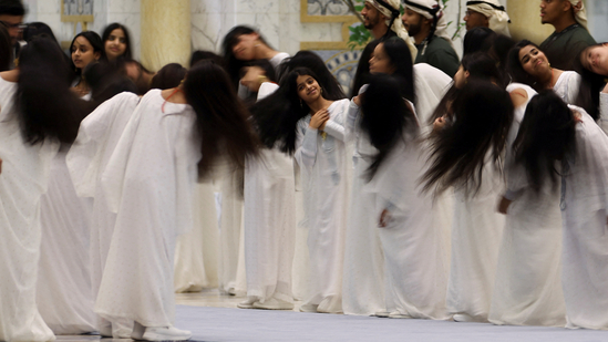 Apakah Ritual 'Hair-Flipping' Dilakukan Oleh Wanita Untuk Sambut Donald Trump Di UAE? 3 Donald Trump