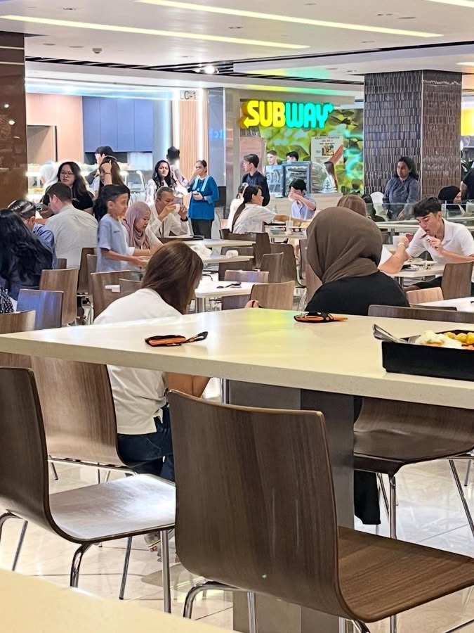 Tindakan ‘Cop’ Meja Makan Guna Kad ID Dan Barang Cetus Perdebatan Netizen 2 chop