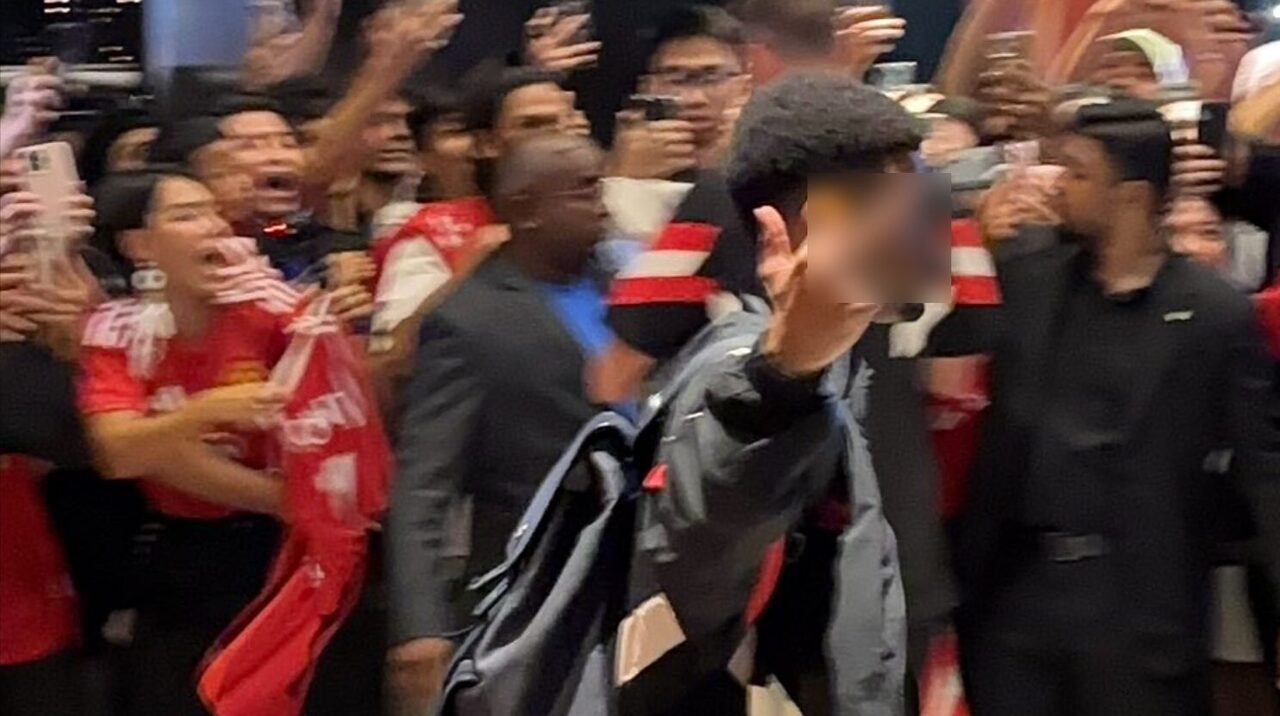 Amad Diallo bagi jari tengah kepada peminat manchester United di Malaysia