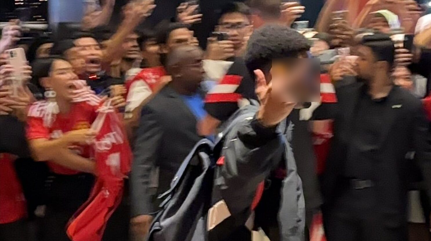 Amad Diallo bagi jari tengah kepada peminat manchester United di Malaysia