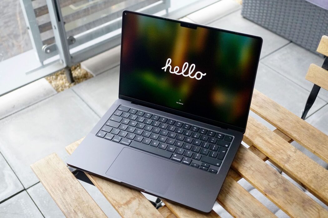 Wanita Berhenti Mengejut Dari Tempat Kerja Dan Rembat MacBook Pro Sebagai 'Tebus' Tiada Bonus 3 macbook