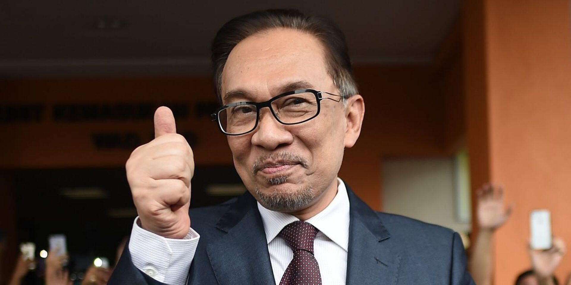 'Kerajaan Jamin Tak Naik Harga Petrol, Mungkin Kena Tunjuk Kad Pengenalan Untuk Beli RON95' – Anwar Ibrahim