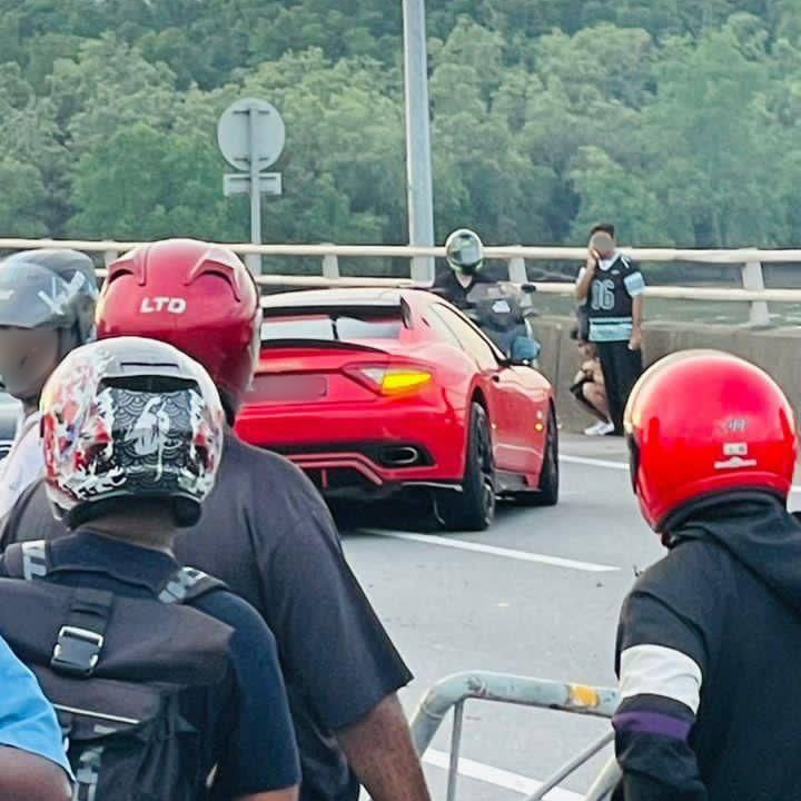 Pemandu Maserati Singapura Buat 'U-Turn' Haram, Penunggang Motosikal Malaysia Maut 3 Pemandu Maserati Singapura Buat 'U-Turn' Haram, Penunggang Motosikal Malaysia Maut