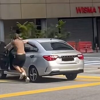 ‘Ini Malaysia, Bukan Eropah’ – Netizen Tegur Mat Saleh Buka Pintu Kereta, ‘Sound’ Pemandu Didakwa Tak Berhenti Waktu Dia Lintas Jalan