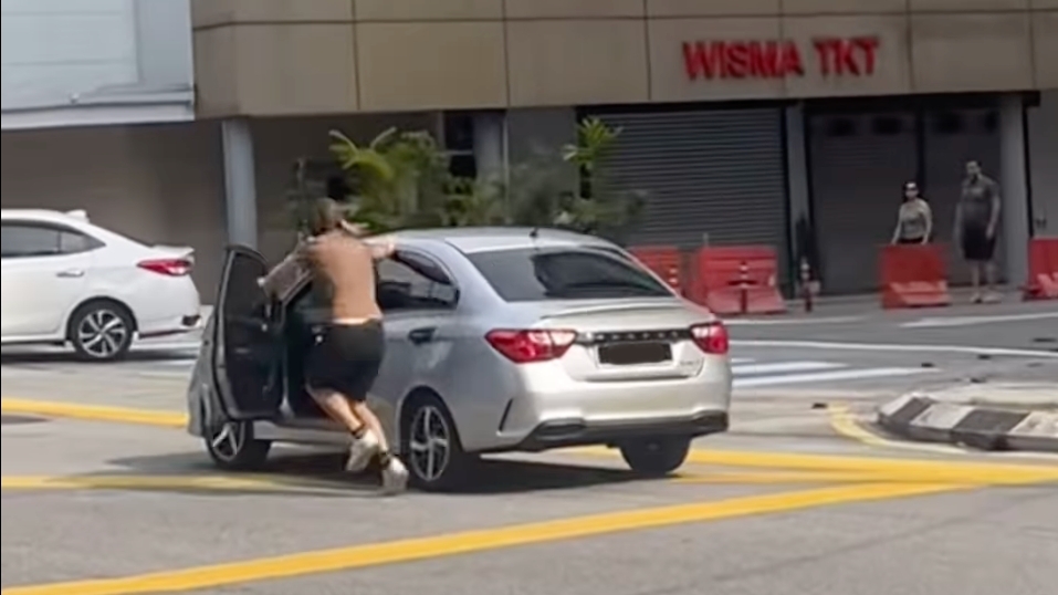 'Ini Malaysia, Bukan Eropah' – Netizen Tegur Mat Saleh Buka Pintu Kereta, 'Sound' Pemandu Didakwa Tak Berhenti Waktu Dia Lintas Jalan