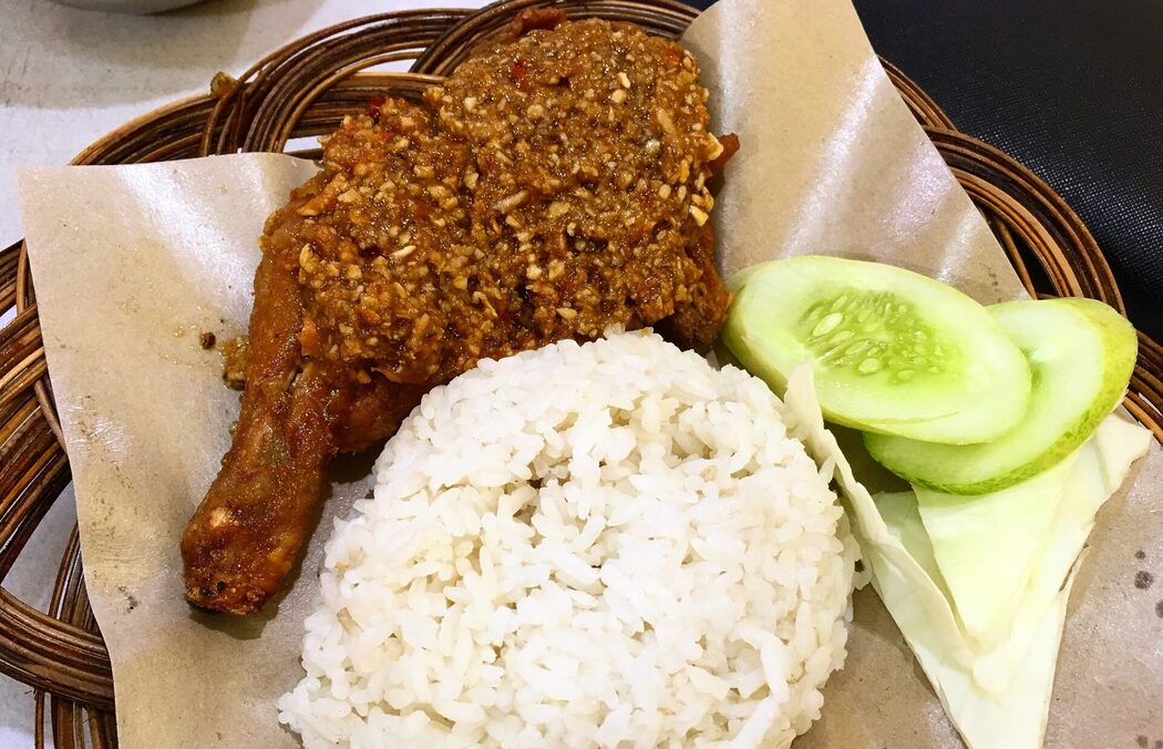 Asalnya Nasi Bajet Di Indonesia, Tapi 'Harga Kayangan' Di Malaysia? Ini Sebab Nasi Ayam Gepuk Dijual Lebih RM10 2 Asalnya Nasi Bajet Di Indonesia, Tapi 'Harga Kayangan' Di Malaysia? Ini Sebab Nasi Ayam Gepuk Dijual Lebih RM10