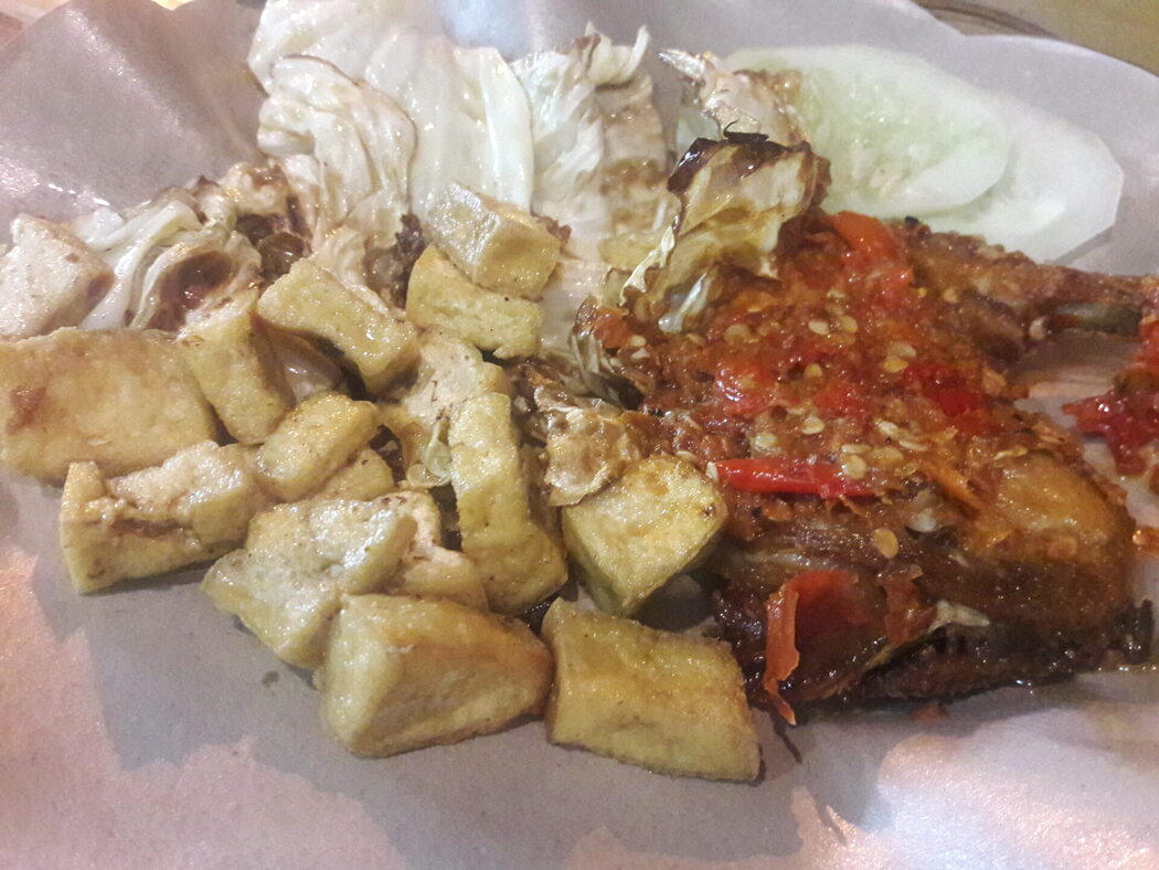 Asalnya Nasi Bajet Di Indonesia, Tapi 'Harga Kayangan' Di Malaysia? Ini Sebab Nasi Ayam Gepuk Dijual Lebih RM10 3 Asalnya Nasi Bajet Di Indonesia, Tapi 'Harga Kayangan' Di Malaysia? Ini Sebab Nasi Ayam Gepuk Dijual Lebih RM10