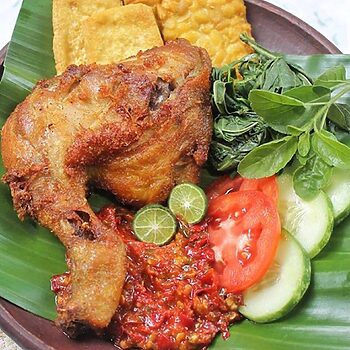 Nasi Bajet Di Indonesia, Tapi 'Harga Kayangan' Di Malaysia? Ini Sebabnya Nasi Ayam Gepuk Dijual Lebih RM10