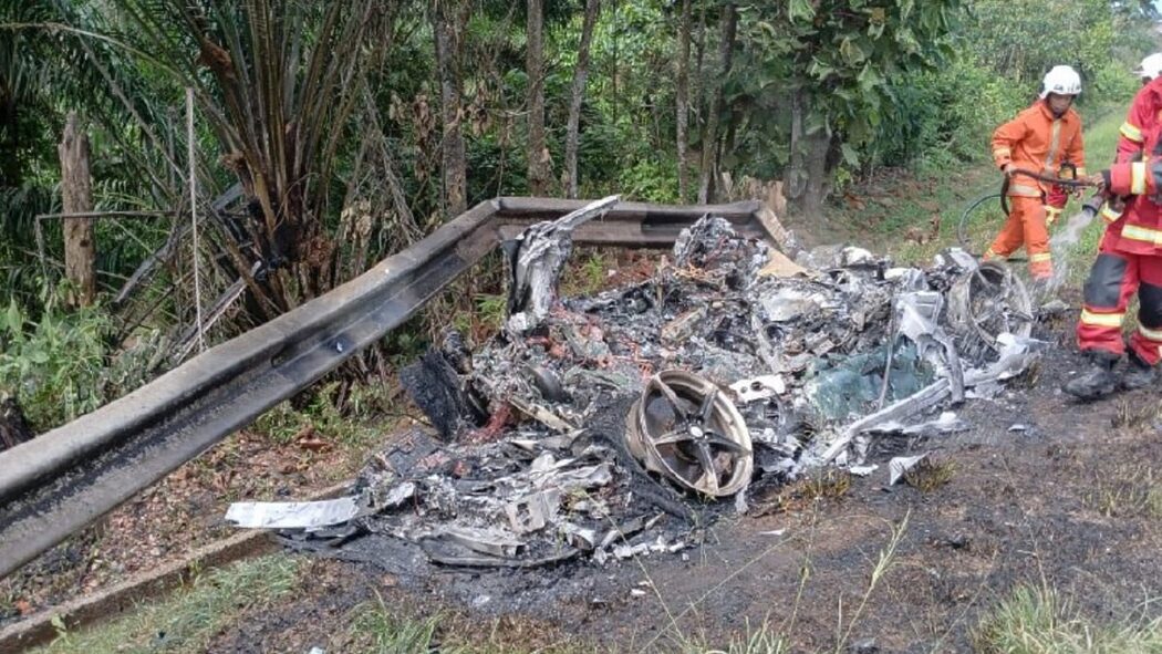 Ferrari Terbakar Langgar Penghadang, Pemandu Singapura Didenda 2 Ferrari Terbakar Langgar Penghadang, Pemandu Singapura Didenda