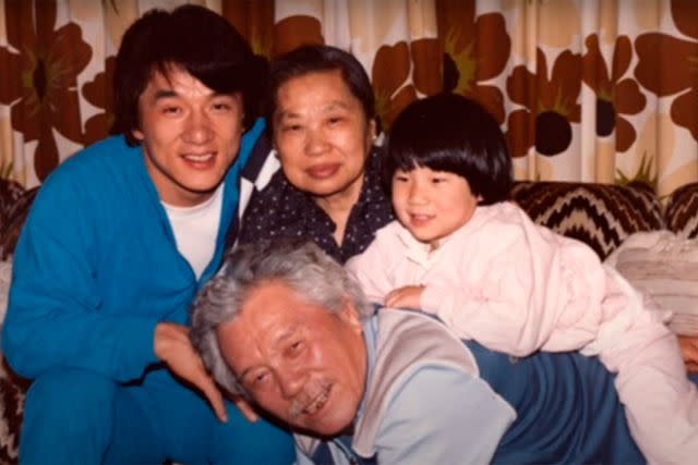 Jackie Chan Dedahkan Ayahnya Seorang 'Spy': 'Nama Sebenar Kami Fang Bukan Chan'