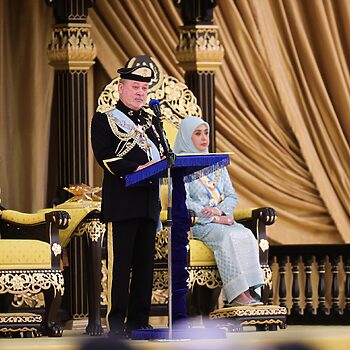 ‘Kalau Banyak Duit, Bantu Orang Miskin, Bukan Lobi Pingat’ – Agong