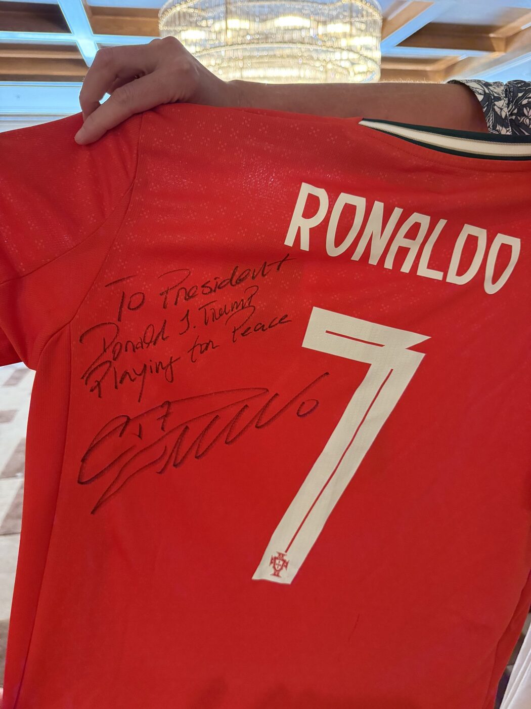 ronaldo hadiahkan donald trump