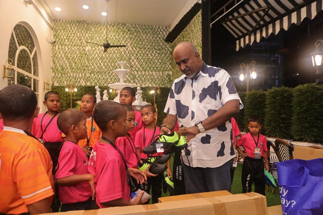 Komuniti Orang Asli Terima Barangan Bola Sepak Hasil Aksi ASEAN All Stars vs Man United 2 Asean All Stars