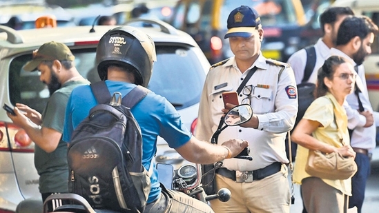 Pasangan Kena Saman RM3,000 Kerana Bawa Motor Dengan Aksi 'Terlalu Mesra' 2 Pasangan