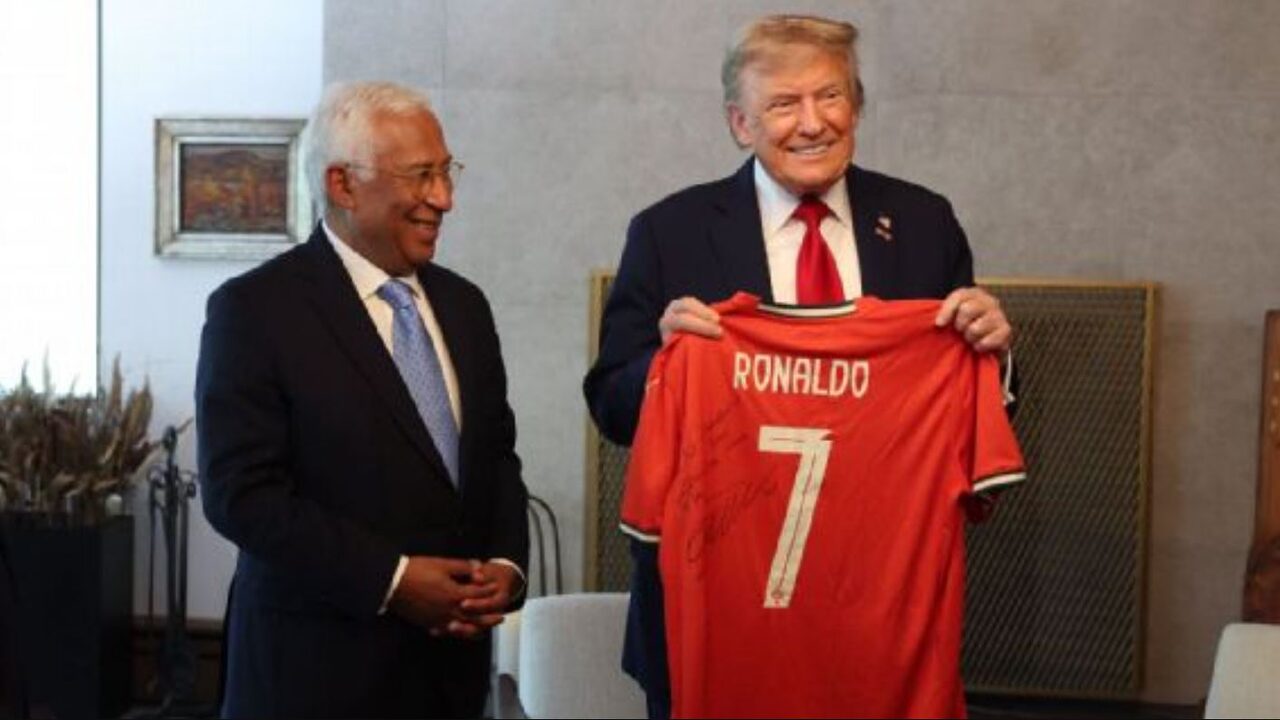 ronaldo hadiahkan donald trump jersi