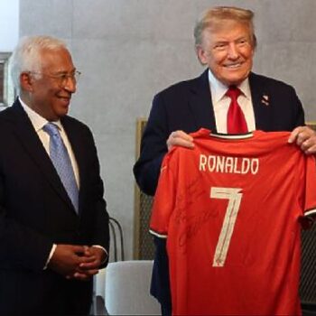 ronaldo hadiahkan donald trump jersi