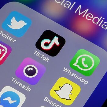 CUEPACS: Penjawat Awam Tak Boleh Main TikTok Atau Facebook Sewaktu Bertugas