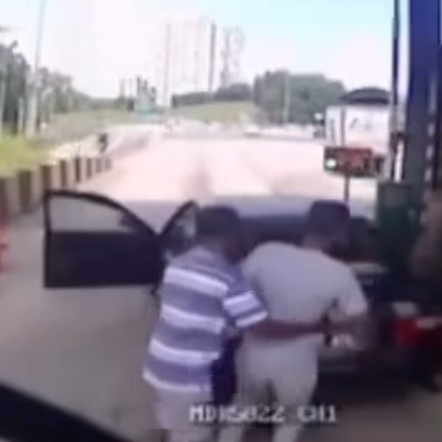 Netizen Puas Hati Tengok Cara 'Abang Tanker' Pertahankan Diri Selepas Dipukul Berkali-Kali