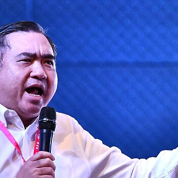 Anthony Loke Ikrar Penguatkuasaan Lebih Tegas, Kenderaan Berat Bakal Wajib Pasang Penghad Kelajuan