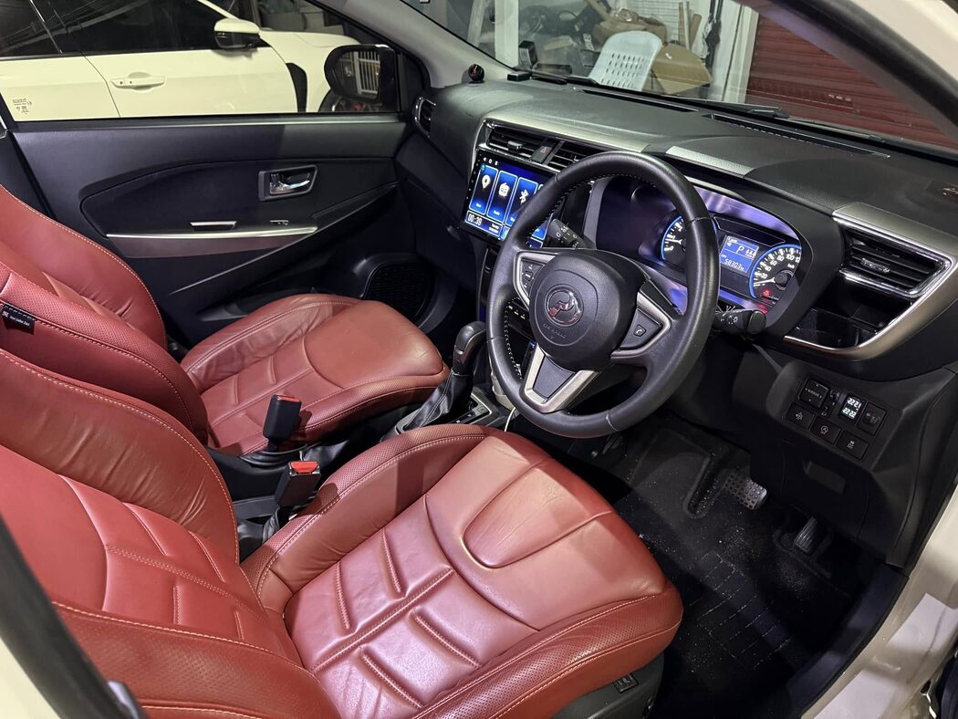 Luar Standard Myvi, Dalam Guna Kerusi GT-R